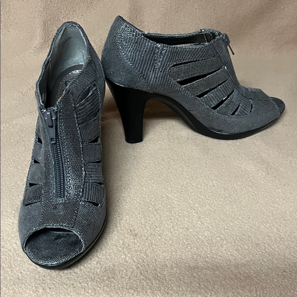 NWOT Sofft Metallic Silver Leather Peep Toe Stilletos Sandals Size 8M